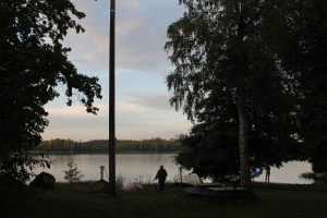 Kuvia Forssan ja Tammelan Kaukjärveltä elokuun iltana vuonna 2020. Järvi on noin kuusi kilometriä pitkä, kapea ja jääkauden aikana syntynyt harjurantainen ja siten myös lähdepohjainenkin. Väri on tyypillinen savialueen samentama. Kalastajan verkkoihin tarttuvat etenki kuha, hauki ja lahna. Järven Tammelan päässä on maineikas maatalouden oppilaitos Mustiala.