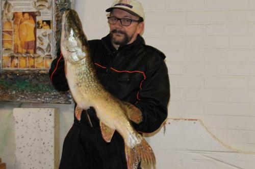 Matti Luostarinen. Cluster art. Hauki, Kaukjärvi 28.8.2020. Taustalla kuva Iltalehdestä ja 38 vuoden ikäisestä karpista.