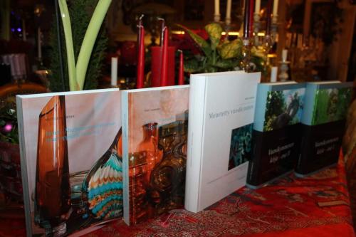 Matti Luostarinen. Viisi kirjaa: Menetetty vuosikymmen. Vuosikymmenen kirja osa I ja osa II, Maailman onnellisimman maan oppikirja I ja II.