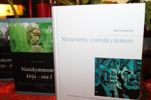 Matti Luostarinen. Menetetty vuosikymmden sekä  Vuosikymmenen kirja, osa I ja osa II, kuvitettuina.