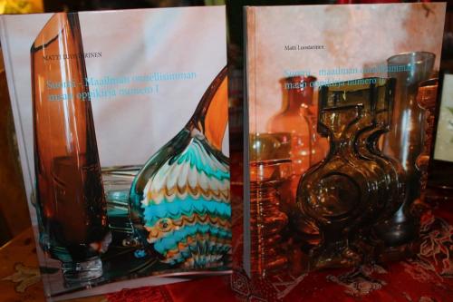 Matti Luostarinen. Suomi - Maailman onnellisimman maan oppikirja numero I ja II. Kuvitettuina.