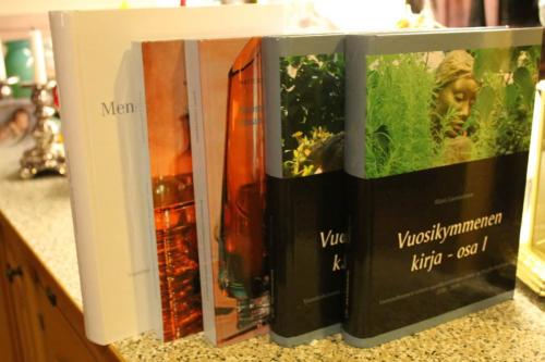 Matti Luostarinen. Vuosikymmenen krija - osa I ja osa II, kuvitettuina. Suomi - Maailman onnellisimman maan oppikirja, osa I ja osa II, kuvitettuina. Menetetyn vuosikymmenen kirja.