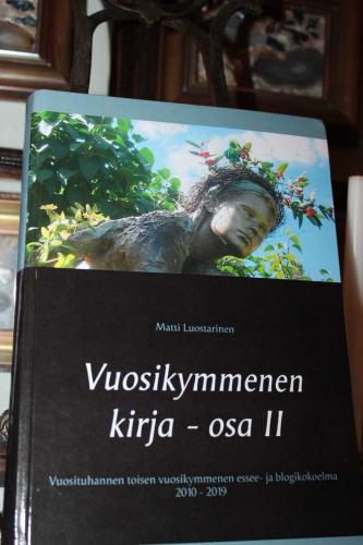 Matti Luostarinen. Vuosikymmenen kirja - osa I ja osa II. Kuvitettuja.