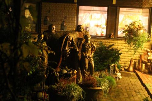 Matti Luostarinen. Cluster art, art of clusters. The Garden of Cluster art, Memento mori.