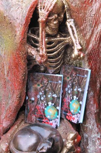 Matti Luostarinen. Cluster art. Pandemiakirja Nyt! "Mediayhteiskunnan hybridistä pandemiaan". Eeessee- ja blogikokoelma 2019.