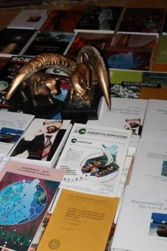 Härän ja omikron vuosi 2021.  Klusteri politiikan, talouden ja taiteen välineenä.