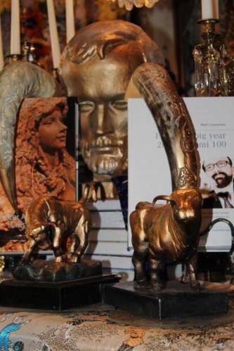 Bulls´'s and Omicron year 2021. Cluster policy, economy, art and articles.  