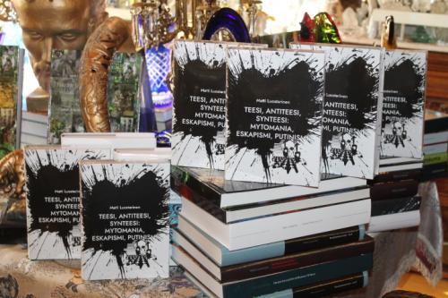 Teesi, Antiteesi, Synteesi - Mytomania, Eskapismi, Putinismi