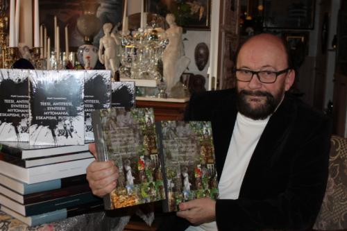 Härän ja Omikronin vuosiBull and Omicron year Klusteri politiikan, talouden ja taiteen välillä. Cluster politics, economy and art