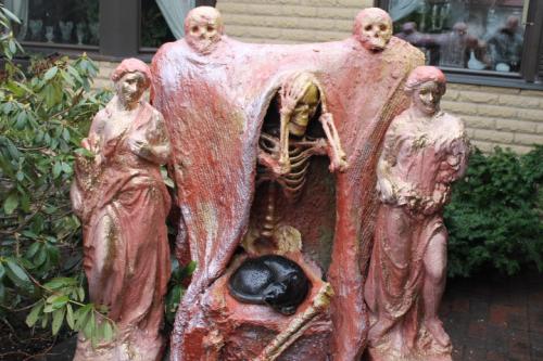 Matti Luostarinen. Cluster art 2021. Memento mori. Tuo neuvo on hyvä muistaa ilman orjien kuiskintaakin korvaan.