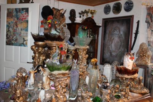 Matti Luostarinen. Cluster art 2021. Taustalla näkyvä taulu syntyi Australiasta saadun kokemuksen avulla. Aboriginaalien neuvoin. 